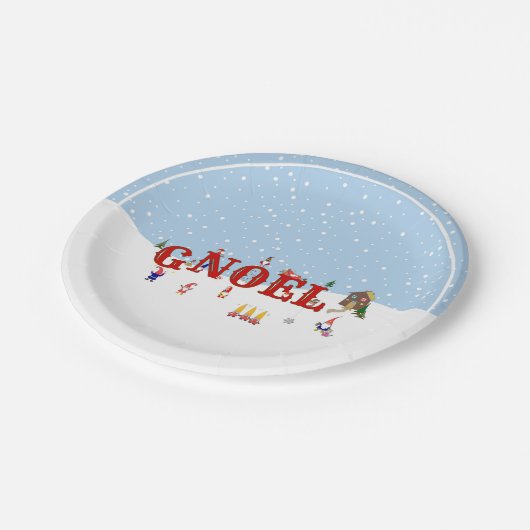 Niedliche Weihnachtsgnomen in Snow WEIHNACHTEN Fei Pappteller (Schrägansicht)