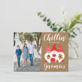 Niedliche Weihnachtsgnomes Foto Feiertagskarte (Stehend Vorderseite)