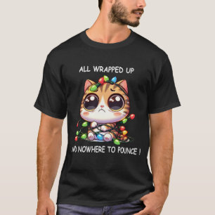 Niedliche Weihnachtskatze in Weihnachtsbeleuchtung T-Shirt