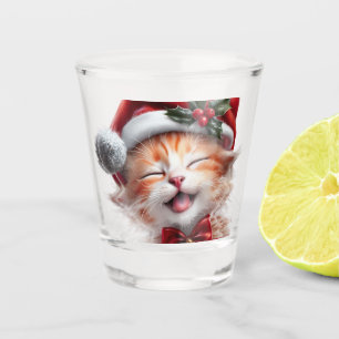 Niedliche Weihnachtskatze mit Weihnachtsmannmütze Schnapsglas