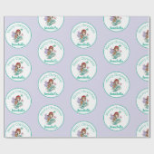 Niedliche Weihnachtsmaid in Weihnachtsmannmütze au Geschenkpapier (Flach)