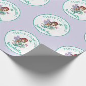 Niedliche Weihnachtsmaid in Weihnachtsmannmütze au Geschenkpapier (Ecke)