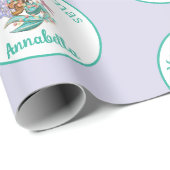 Niedliche Weihnachtsmaid in Weihnachtsmannmütze au Geschenkpapier (Rolleneckpunkt)