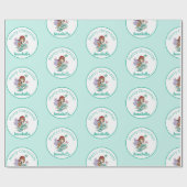 Niedliche Weihnachtsmaid in Weihnachtsmannmütze au Geschenkpapier (Flach)