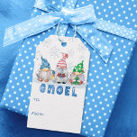 Niedliche Weihnachtsmomente GNOEL-Schneeflocken BI Geschenkanhänger<br><div class="desc">Niedliche, skurrile Weihnachten-Von-Geschenketiketten mit drei GNOEL-Gnomen und einem Winterschneeflocken-Hintergrund auf Vorder- und Rückseite. HILFE: Für Hilfe bei der Modifizierung oder Personalisierung des Designs, bei Farbänderungen, bei der Größenänderung, bei der Übertragung des Designs auf ein anderes Produkt oder wenn Sie die Dinge koordinieren möchten, wenden Sie sich bitte an den Designer,...</div>