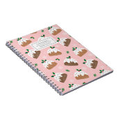 Niedliche Weihnachtspudding auf hellrosa Notizbuch Notizblock (Rechte Seite)