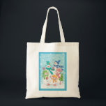 Niedliche Weihnachtsschneefamilie im Schnee Tragetasche<br><div class="desc">Vintage Illustration Fröhliches Weihnachtskonzept mit einer bezaubernden Cartoon-Snowmannfamilie mit Mama,  Papa und den Schneekindern. Jeder lächelt und trägt einen Schal und hält Weihnachtsgeschenke und einen Weihnachtsbaum. Es schneit,  und große Schneeflocken fallen. Ihre Schals und Hüte sind alle in verschiedenen Farben,  rot,  gelb,  grün und Blues.</div>