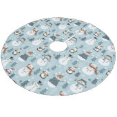 Niedliche Weihnachtsschneemänner, Bäume und Pingui Fleece Weihnachtsbaumdecke (Schrägansicht)