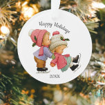 Niedliche Weihnachtsspielzeuge mit Skaten Akrylver Ornament<br><div class="desc">Personalisieren Sie dieses Acryl-Urlaubssornament mit Ihrem eigenen Datum und optionalem Text auf der Vorder- und Rückseite. Darling nostalgisches Bild von zwei niedlichen Toten (Junge und Mädchen),  die Eis-Skate ausprobieren. Siehe auch andere Ornamente und Gegenstände in dieser Kollektion.</div>