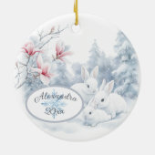 Niedliche weiße Kaninchen im Winterschnee Keramik Ornament (Hinten)