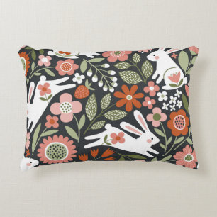 Niedliche, weiße Kaninchen, Vintages Blumenmuster. Dekokissen