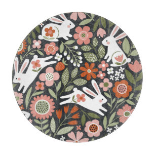 Niedliche, weiße Kaninchen, Vintages Blumenmuster. Schneidebrett