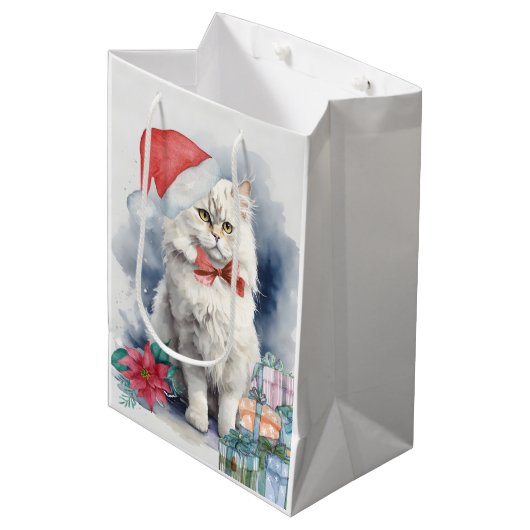 Niedliche weiße Katze in Weihnachtsmannmütze Gesch Mittlere Geschenktüte (Vorderseite Schrägansicht)
