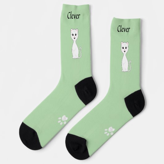 Niedliche weiße Katzen und Paws auf hellgrün Socken (Linkes Detail)