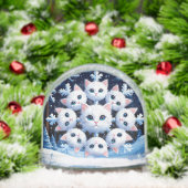 Niedliche, weiße Katzenfacen in einer Schneeflocke Schneekugeln (Weihnachten)