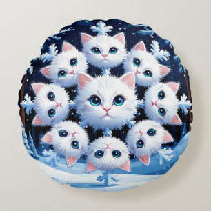 Niedliche weiße Katzengesichter in einem Schneeflo Rundes Kissen