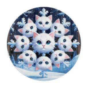 Niedliche weiße Katzengesichter in einem Schneeflo Schneidebrett