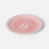 Niedliche, weiße Wildblumen-Muster auf rosa Pappteller (Schrägansicht)