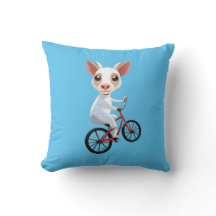 Niedliche, weiße Ziege auf dem Fahrrad