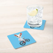 Niedliche, weiße Ziege auf dem Fahrrad Rechteckiger Pappuntersetzer (Vor Ort)