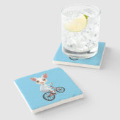 Niedliche, weiße Ziege auf dem Fahrrad Steinuntersetzer (Seitenansicht)