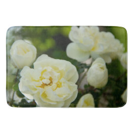 Niedliche Weißrosen für positive Badematte