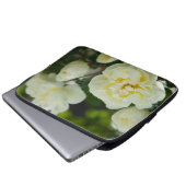 Niedliche Weißrosen für positive Laptopschutzhülle (Vorne Knopf)