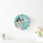 Niedliche Wellness-Center-Frau mit Kerzen & Bambus Runde Wanduhr (Zuhause)