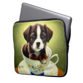 Niedliche Welpe in einem Teacup Laptopschutzhülle (Vorderseite Links)