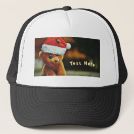 Niedliche Welpe mit Weihnachtskappe und eigenem Te Truckerkappe