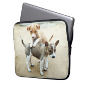 Niedliche Welpen spielen am Strand Laptopschutzhülle (Vorderseite Links)