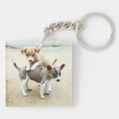 Niedliche Welpen spielen am Strand Schlüsselanhänger (Rückseite)