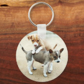 Niedliche Welpen spielen am Strand Schlüsselanhänger (Vorderseite)
