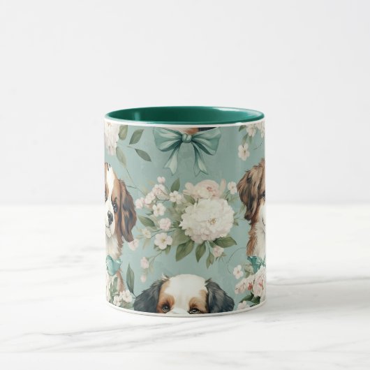 Niedliche Welpen und Weiße Rosen Tasse (Zentrum)