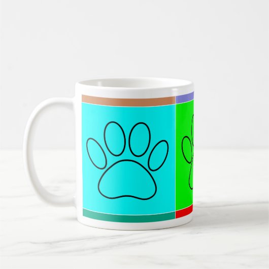 Niedliche Welpenpfähle auf Plätzen Kaffeetasse (Links)