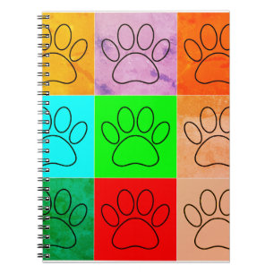 Niedliche Welpenpfähle auf Plätzen Notizblock