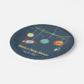 Niedliche Weltraum-Krippe spielt Pappteller (Schrägansicht)