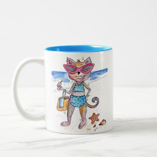 Niedliche Whimsical Cat am Strand Zweifarbige Tasse (Links)