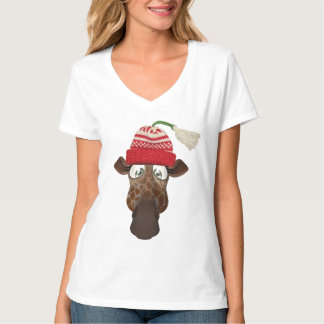 Niedliche Whimsical Giraffe in Winterhut T-Shirt