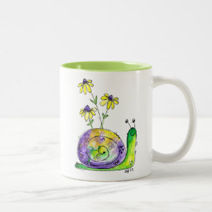 Niedliche Whimsical Happy Snail mit gelben Blumen  Zweifarbige Tasse
