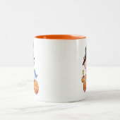 Niedliche Whimsical Hexenkatze mit Pumpkin Zweifarbige Tasse (Mittel)