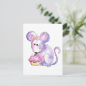 Niedliche whimsical Maus mit einem Cupcake Postkarte (Stehend Vorderseite)