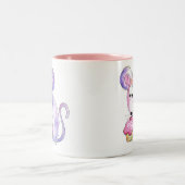 Niedliche whimsical Maus mit einem Cupcake Zweifarbige Tasse (Mittel)