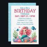 Niedliche Whimsical Mermaid und Fish Friends Szene Einladung<br><div class="desc">"Entdecken Sie diesen bezaubernden, skurrilen Cartoon einer zauberhaften Meerjungfrau, die auf einem von Korallen bedeckten Felsen, umgeben von freundlichen Fischen sitzt. Die Meerjungfrau hat lange blühende rosa Haare und einen blauen, grünen Schwanz. Sie hat zwei blaue und einen rosafarbenen Fisch, der von ihm nah schwimmt, und einen fröhlich rosa Seesterne,...</div>