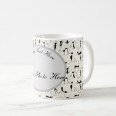 Niedliche Whimsical Playful Slinky Black Cats Kaffeetasse (VorderseiteRechts)