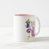 Niedliche Whimsical Sneaky Cat mit Birdhouse Zweifarbige Tasse (VorderseiteRechts)