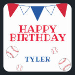 Niedliche White Kids Baseball Happy Birthday Stick Quadratischer Aufkleber<br><div class="desc">Niedliche White Kids Baseball Happy Geburtstagsaufkleber // Niedlicher Baseball Geburtstagsaufkleber für Kinder. Das Design hat Baseballs und bunte Fahnen in rot,  weiß und blau auf weiß. Personalisieren Sie diesen Geburtstagsaufkleber mit einem Kindernamen. Ideal für einen Jungen,  der Baseball und andere Sportarten Liebe.</div>