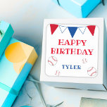 Niedliche White Kids Baseball Happy Birthday Stick Quadratischer Aufkleber<br><div class="desc">Niedliche White Kids Baseball Happy Geburtstagsaufkleber // Niedlicher Baseball Geburtstagsaufkleber für Kinder. Das Design hat Baseballs und bunte Fahnen in rot,  weiß und blau auf weiß. Personalisieren Sie diesen Geburtstagsaufkleber mit einem Kindernamen. Ideal für einen Jungen,  der Baseball und andere Sportarten Liebe.</div>