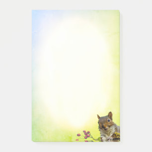 Niedliche wilde Eichhörnchen auf Pastellfarben Post-it Klebezettel