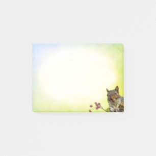 Niedliche wilde Eichhörnchen auf pastellfarbenem H Post-it Klebezettel